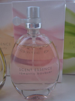 Avon Scent Essence - Romantic Bouquet Bayan Parfüm